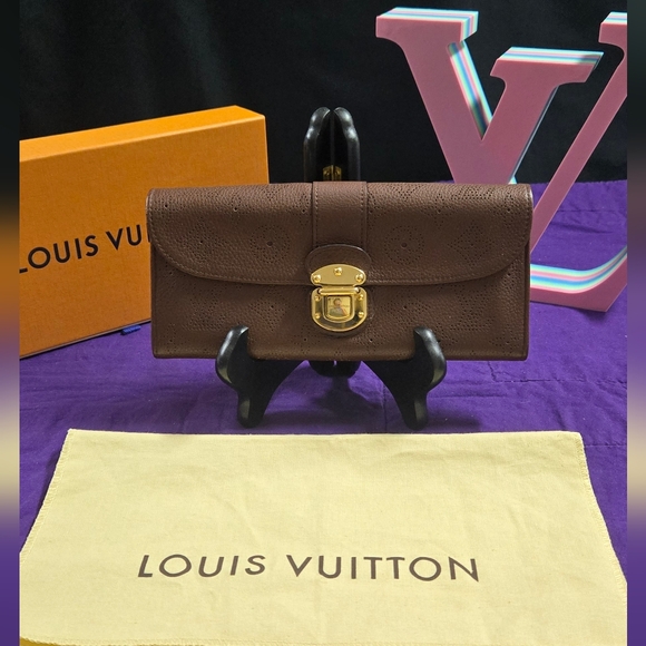 Louis Vuitton Handbags - Louis Vuitton Mahina Leather Amelia Long Wallet